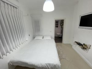 Postel nebo postele na pokoji v ubytování וילה מונטאנו עם בריכה מחוממת וג'קוזי במרכז העיר - Villa Montano with a heated pool and jacuzzi in the city center