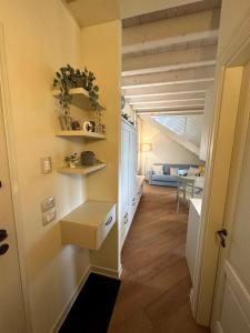 ポッツォレンゴにあるGreen Living Apartmentの廊下、キッチン、リビングルームが備わる客室です。