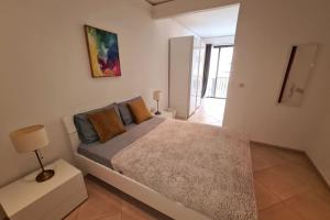 En eller flere senge i et værelse på Seaview 2 Bedroom Ap. in Spinola