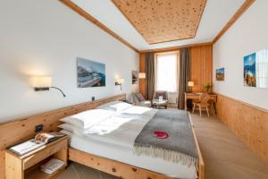 Postel nebo postele na pokoji v ubytování Edelweiss Swiss Quality Hotel