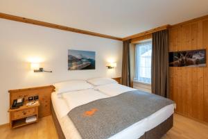 Postel nebo postele na pokoji v ubytování Edelweiss Swiss Quality Hotel