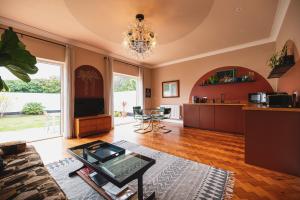 een woonkamer met een bank en een tafel bij Art Deco Coastal Apartment with Private Garden in Broadstairs