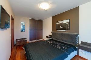 - une chambre avec un grand lit dans l'établissement Panoramic city centre apartment by Polo Apartments, à Kaunas