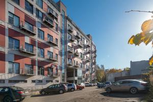 un parking avec des voitures garées devant un grand bâtiment dans l'établissement Panoramic city centre apartment by Polo Apartments, à Kaunas