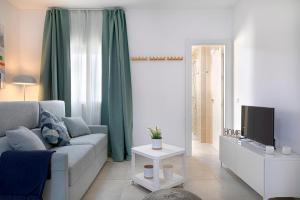 Televízia a/alebo spoločenská miestnosť v ubytovaní HOMEABOUT Juan de Austria Apartments