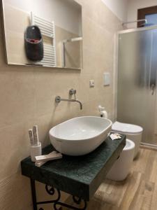 łazienka z dużą, białą umywalką na blacie w obiekcie Casa vacanze Rosemary w mieście Nardò