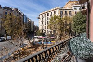 balcón con vistas a una ciudad con edificios en Feelathome Casa Bertrand, en Barcelona