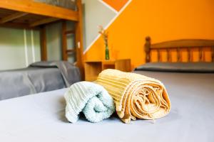 dos toallas sentadas encima de una cama en Casa El Roble en San Rafael