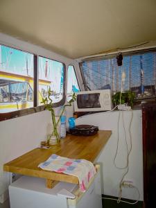 una cocina con una mesa de madera en un barco en PRECIOSO BARCO EN EL PUERTO DE BADALONA, en Badalona