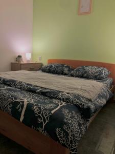 Ένα ή περισσότερα κρεβάτια σε δωμάτιο στο Golubović Apartman