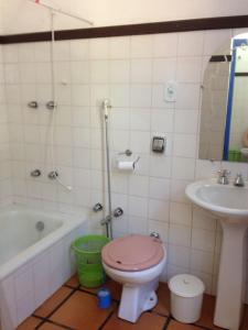 bagno con servizi igienici e lavandino di Linda Fazenda Centenária a Santa Rita do Sapucaí