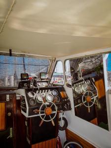 a view of the cockpit of a boat at PRECIOSO BARCO EN EL PUERTO DE BADALONA in Badalona
