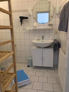 Bathroom sa Hotel Meerblick garni