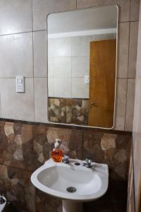 y baño con lavabo y espejo. en Casa El Roble en San Rafael