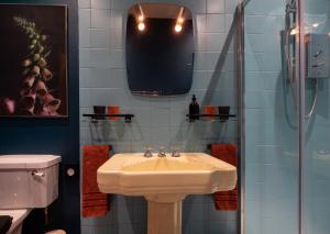 Phòng tắm tại Art Deco Coastal Apartment with Private Garden +14 ảnh