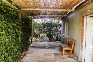 サン・ラファエルにあるCasa El Robleの木製のベンチ