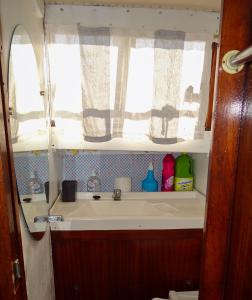 a kitchen with a sink and a window at PRECIOSO BARCO EN EL PUERTO DE BADALONA in Badalona