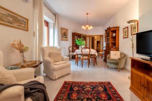 een woonkamer met een tv en een eetkamer bij SARDINIA RE - Catalogna 62 in Alghero