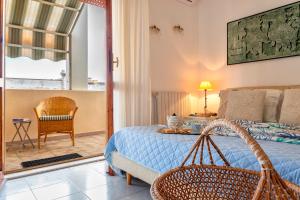 een slaapkamer met een bed, een tafel en een stoel bij SARDINIA RE - Catalogna 62 in Alghero