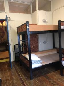 a room with two bunk beds in a room at 24 Seven B&B Mamasan in Kuching