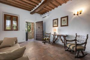 a living room with a couch and a table at Poggio Vitignano Charming Cottage With Pool and Parking in Pianella