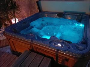 un jacuzzi sentado sobre una mesa en Gîte 3 étoiles avec SPA, 2 Chambres LE LOGIS DE PEARL, en Salles-sur-Mer