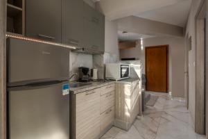 eine Küche mit einer Spüle und einer Mikrowelle in der Unterkunft Egnatia flat 2 in Thessaloniki