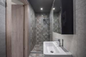 une salle de bain avec un lavabo et une douche dans l'établissement Egnatia flat 2, à Thessalonique 13 autres photos