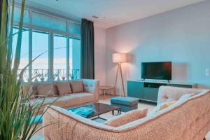 Televízia a/alebo spoločenská miestnosť v ubytovaní Luxury Apartment Joliette