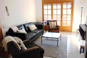 uma sala de estar com um sofá, cadeiras e uma mesa em Vacaciones en maresme casa para 7 personas em Barcelona