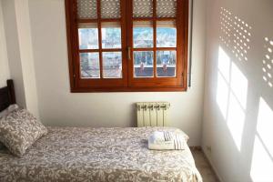 Vacaciones en maresme casa para 7 personas في برشلونة: غرفة نوم بسرير ونافذة