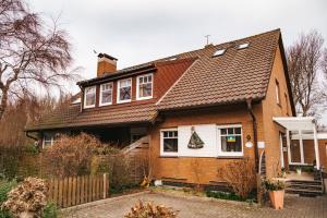 una casa marrón con techo marrón en Gästehaus Röll - Studio 4 en Norderney