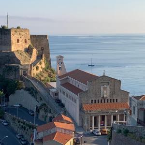 an aerial view of a city with the ocean at Kasakarin in Scilla