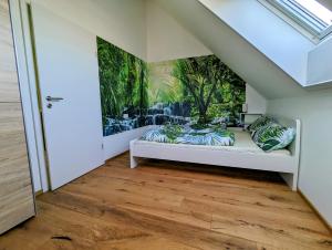 1 dormitorio con 1 cama con un mural en la pared en Ferienhof-Dachsberg Wohnung Paradies, en Bermatingen
