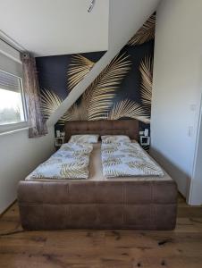 a brown couch in a room with a wall at Ferienhof-Dachsberg Wohnung Paradies in Bermatingen