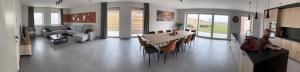 uma cozinha e sala de estar com mesa e cadeiras em De Romanie em Mangelaar