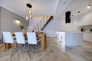 Posedenie v ubytovaní Apartament Heaven-2 poziomowy elegancki z wanna w pokoju