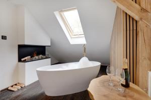 Televízia a/alebo spoločenská miestnosť v ubytovaní Apartament Heaven-2 poziomowy elegancki z wanna w pokoju