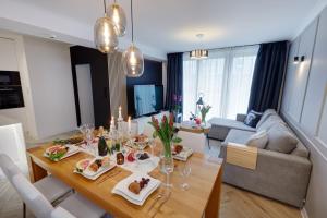 Posedenie v ubytovaní Apartament Heaven-2 poziomowy elegancki z wanna w pokoju