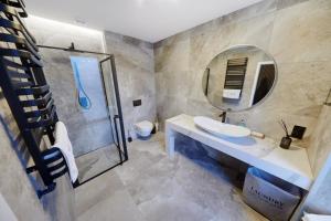 Kúpeľňa v ubytovaní Apartament Heaven-2 poziomowy elegancki z wanna w pokoju