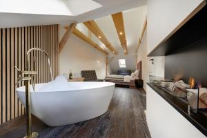 Posteľ alebo postele v izbe v ubytovaní Apartament Heaven-2 poziomowy elegancki z wanna w pokoju