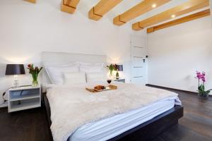 Un dormitorio con una cama con una bandeja de comida. en Apartament Heaven en Katowice