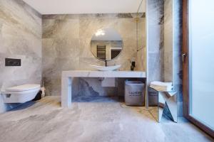 Kúpeľňa v ubytovaní Apartament Heaven-2 poziomowy elegancki z wanna w pokoju