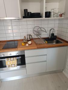 Kuchyňa alebo kuchynka v ubytovaní Cozy apartment with pool close to beach & nature