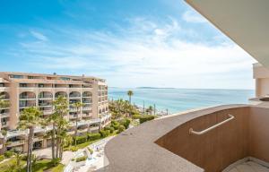 Vom Balkon eines Resorts genießen Sie Meerblick. in der Unterkunft Résidence Pierre & Vacances Cannes Verrerie in Cannes