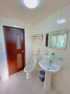 a bathroom with a toilet and a sink at 雲熙莊園 in Renai