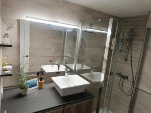 Kúpeľňa v ubytovaní Cozy apartment with pool close to beach & nature