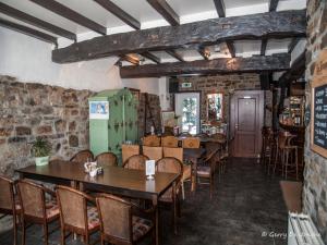 un ristorante con tavoli e sedie in una stanza di BenB LeRandonneur a Hockai