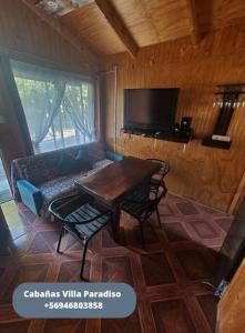 - un salon avec une table et un canapé dans l'établissement Villa Paraíso, à Los Ángeles