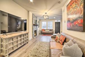 Μια τηλεόραση ή/και κέντρο ψυχαγωγίας στο Pittsburgh Home Walkable Location!